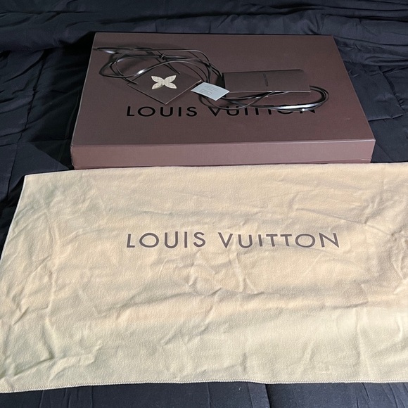 Authentic Louis Vuitton  Dust Bag EXTRA LARGE with BOX & ribbon! 30”x 21.5”open - Picture 4 of 7